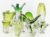 vases en verre de différentes couleurs sur une surface blanche