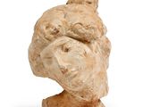 une image représentant une sculpture de tête de femme sur fond blanc