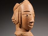 un gros plan sur une sculpture en argile représentant la tête d'une femme