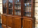 une grande armoire en bois munie de portes vitrées