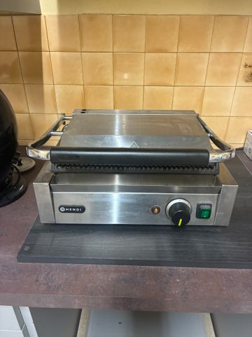 Grill à panini HENDI. A nettoyer. Frais en sus 14.28%. TVA Récupé...