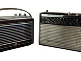 deux radios à l'ancienne posées l'une à côté de l'autre sur une surface blanche