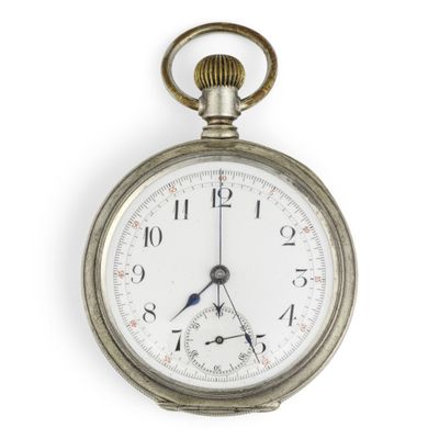 gros plan d'une montre de poche sur fond blanc