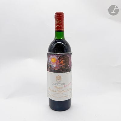 une bouteille de vin posée sur une table