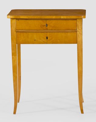 une petite table en bois surmontée d'un tiroir