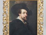 portrait d'un homme coiffé d'un chapeau noir, dans un cadre doré