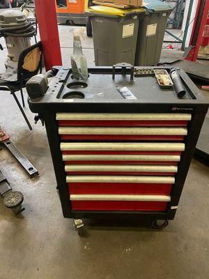 une image d'une armoire à outils dans un garage