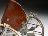 une petite maquette ancienne représentant une charrue et une boîte en bois
