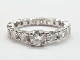 gros plan d'une bague en diamant sur une surface blanche