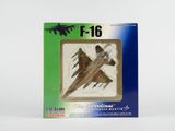 une boîte contenant une maquette d'avion de chasse