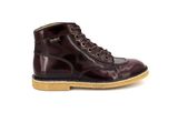 des bottes Red Wing à semelles marron sur fond blanc