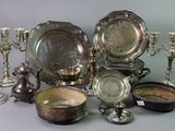 de nombreux types d'argenterie exposés sur la table