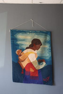 un tableau accroché au mur d'une pièce