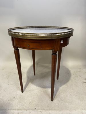 une image d'une petite table avec un plateau en marbre