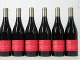 six bouteilles de vin rouge alignées