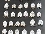 tout un tas de petites étiquettes blanches posées sur une table