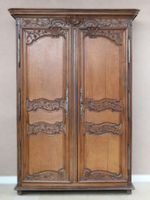 Armoire "à la cabosse de cacao" en chêne sculpté ouvrant à d…