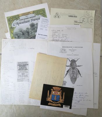 un grand nombre de documents posés sur une table