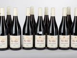 six bouteilles de vin rouge alignées
