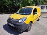 une camionnette jaune garée sur le parking