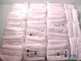 une pile de linge de lit rose posée sur une table