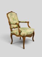 Fauteuil à dossier droit en noyer mouluré et sculpté, accoto… (photo 4)
