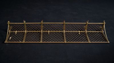 un gros plan d'une étagère métallique surmontée d'un grillage