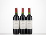 trois bouteilles de vin rouge posées sur une table