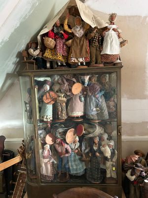 une vitrine remplie de poupées dans une pièce
