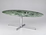 une table ovale avec un plateau en marbre vert et des pieds en métal