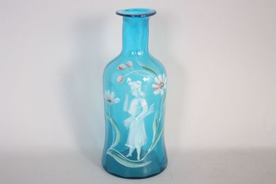 un vase en verre bleu orné d'une image représentant une femme