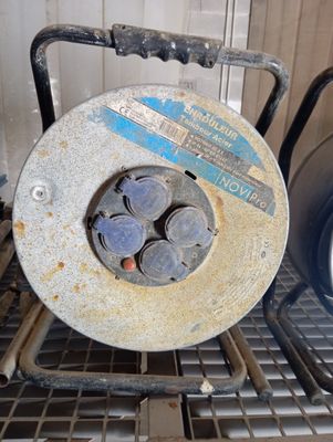 une vieille cuisinière à gaz surmontée d'un brûleur en métal