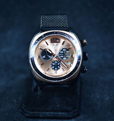 gros plan d'une montre sur une surface noire