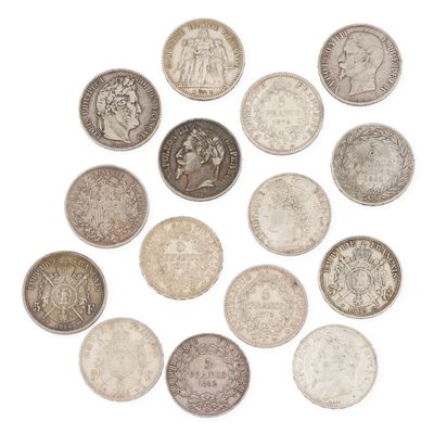 un groupe de pièces d'argent sur fond blanc