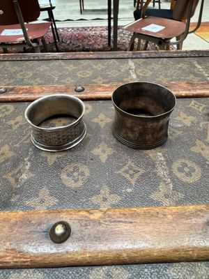 deux tasses posées sur un bagage posé par terre