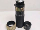 un objectif d'appareil photo et un cache-objectif posés sur une table