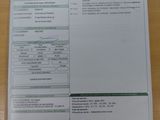 un gros plan d'un document posé sur une table, avec un stylo à côté