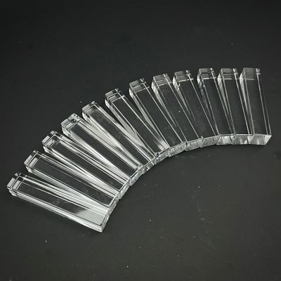 de nombreux tubes en plastique transparent posés sur une surface noire