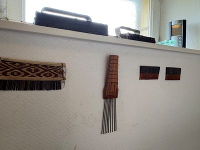 un mur sur lequel sont accrochés tout un tas d'objets différents