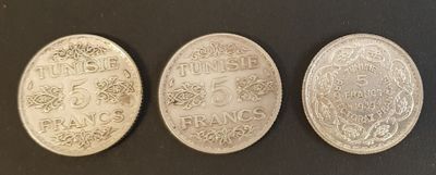 trois types différents de pièces d'argent sur un fond noir