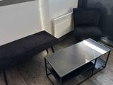 un canapé et une table basse dans un salon