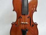 un vieux violon avec un archet sur fond blanc