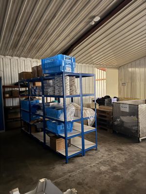 une grande pièce remplie de cartons et de palettes