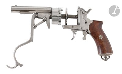 un gros plan d'un revolver à crosse en bois sur fond blanc