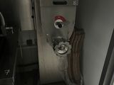 des toilettes dans un coin de la cuisine, avec une lance à incendie