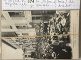 une vieille photo montrant un groupe de personnes réunies