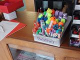 un comptoir sur lequel sont posés plusieurs stylos et d'autres objets