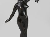 une image représentant une statue d'une femme tenant un oiseau dans la main
