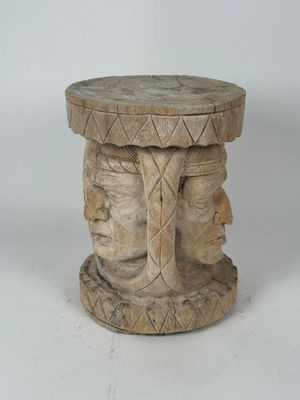 une image représentant une table en bois sur laquelle est sculpté un visage
