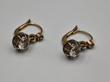 une paire de boucles d'oreilles en or et diamants